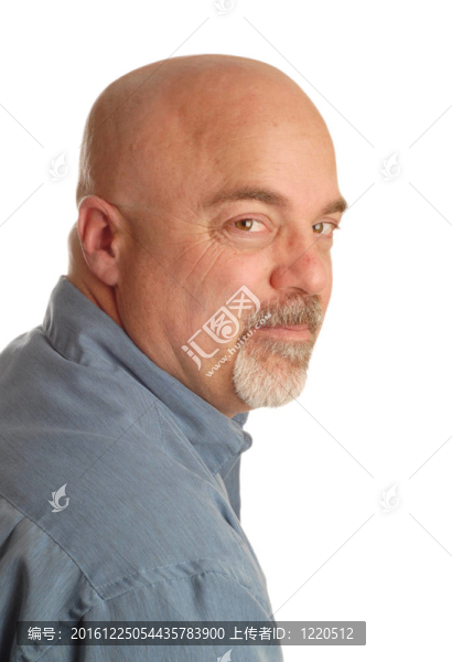 自信的禿頂男人在白色背景上孤立地看著自己的肩膀