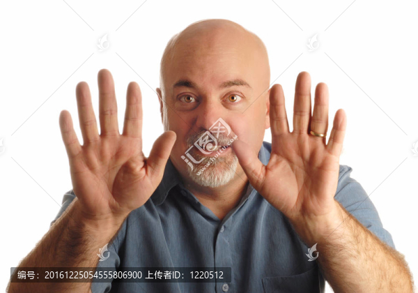 禿頭的男人舉起手示意停止
