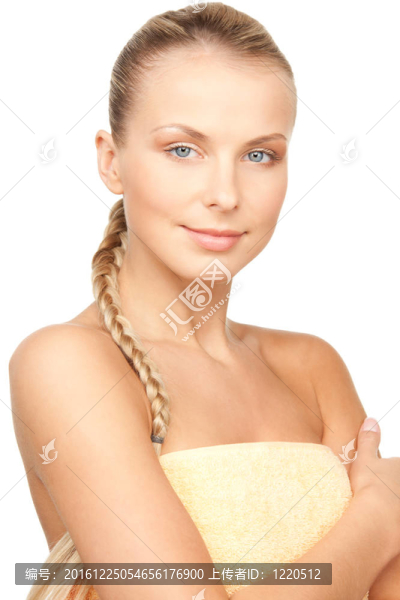 可愛的女人在毛巾