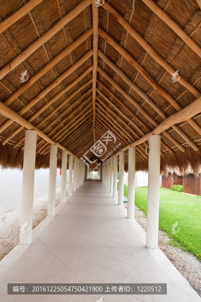 在Straw,Thatched,Roof長長的人行道
