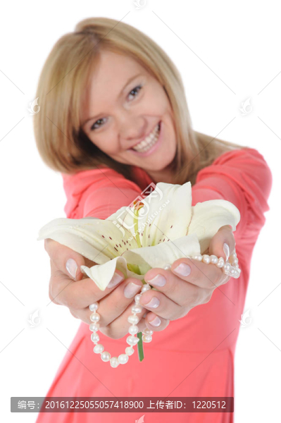 年輕的女人手里拿著莉莉