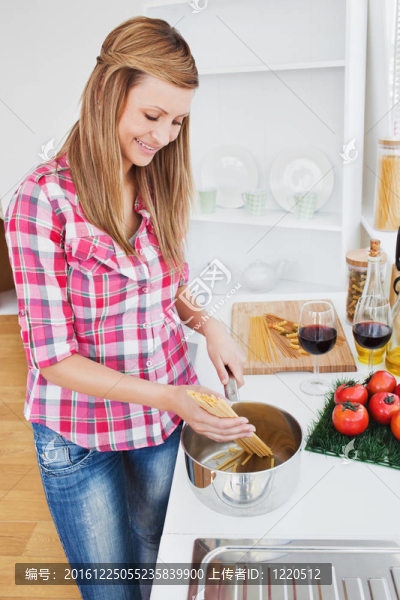 迷人的女人做飯sphaghetti