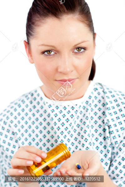 沮喪的壞女人拿著藥看著鏡頭