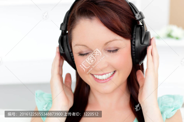 動畫年輕女子聽音樂與耳機