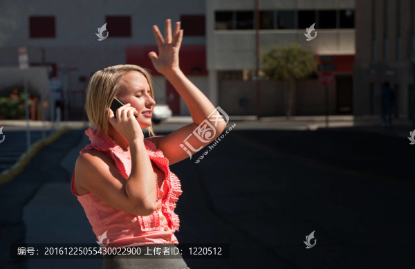 漂亮女孩有啊哈時(shí)刻在手機(jī)上說(shuō)話