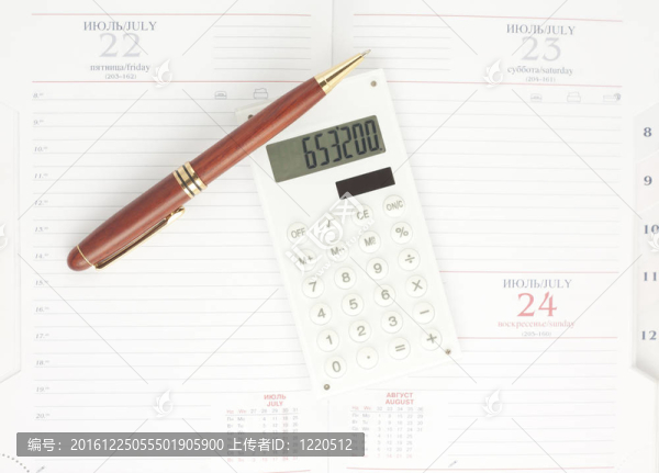 筆和白色計算器的組織者；俯視圖