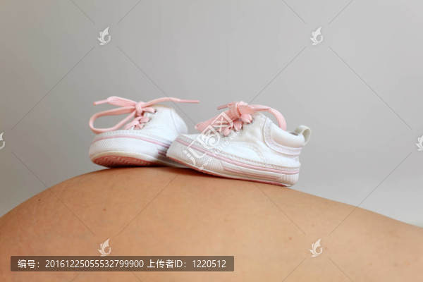孕婦肚子上的小嬰兒鞋
