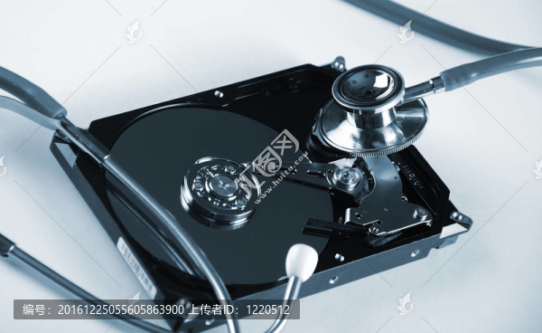 計(jì)算機(jī)硬盤驅(qū)動器和一個(gè)聽診器。衛(wèi)生裝備符號。