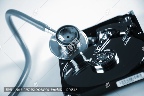 計算機硬盤驅動器和一個聽診器。衛(wèi)生裝備符號。