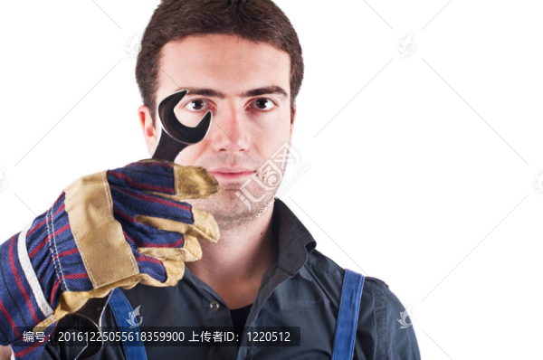帶扳手和手套的技工
