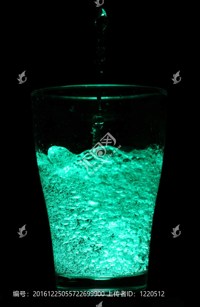 在黑色背景上的綠色雞尾酒飲料