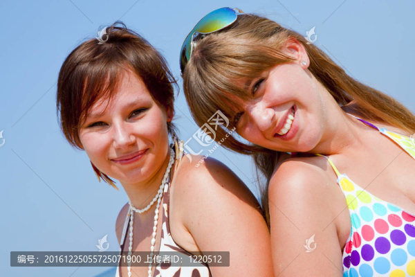 海灘上的兩個女孩