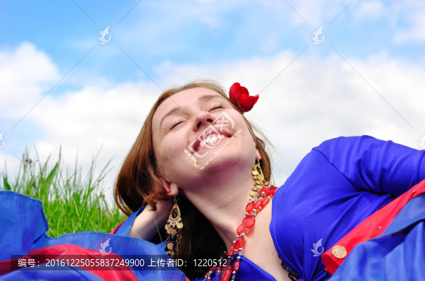 在藍色的吉普賽女郎；躺在碧綠的草地上