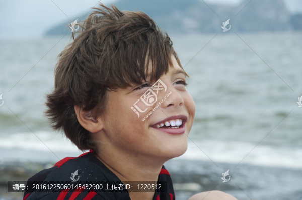 男孩對海