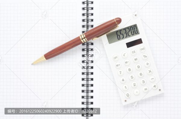 筆和白色計算器的螺旋記事本；俯視圖