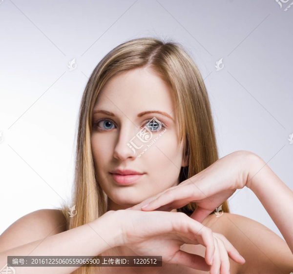 干凈金發(fā)美女。