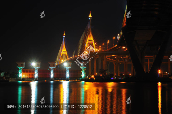 泰國(guó)泰橋；也被稱(chēng)為工業(yè)環(huán)路泰國(guó)橋。這座橋橫跨湄南河的兩倍。