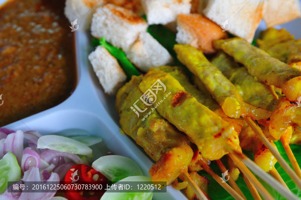 沙爹豬肉；燒烤食品和配菜蔬菜