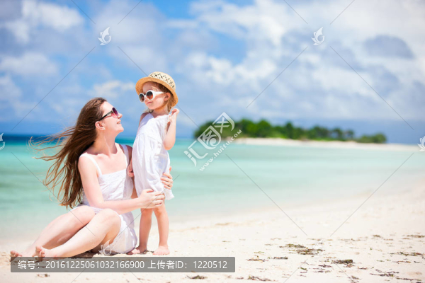 熱帶海灘的母女