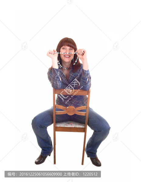玩珍珠的女人。
