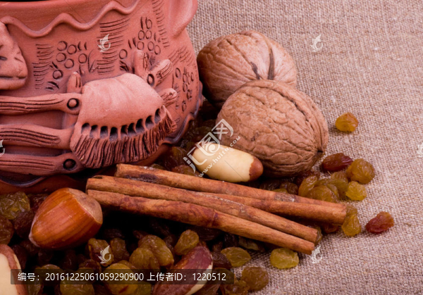 美味的堅(jiān)果和粘土罐