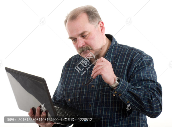 老人用筆記本迷惑人