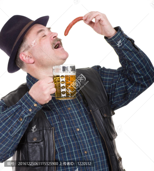 老人拿著啤酒