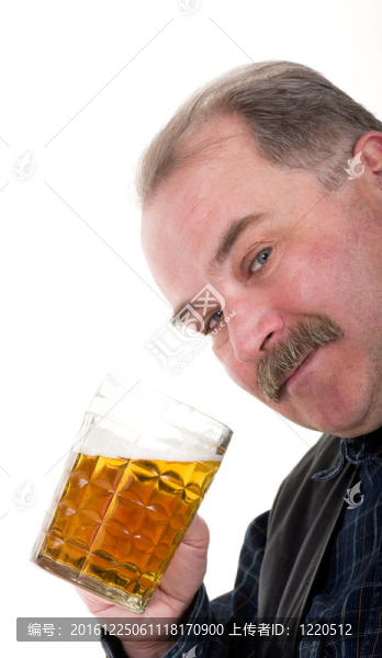 老人抱著啤酒肚