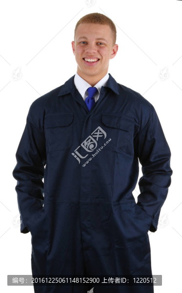 一手放在口袋里的工人