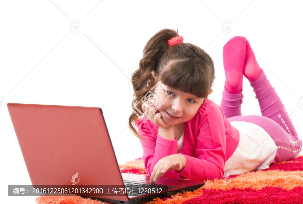 可愛的小女孩與筆記本電腦
