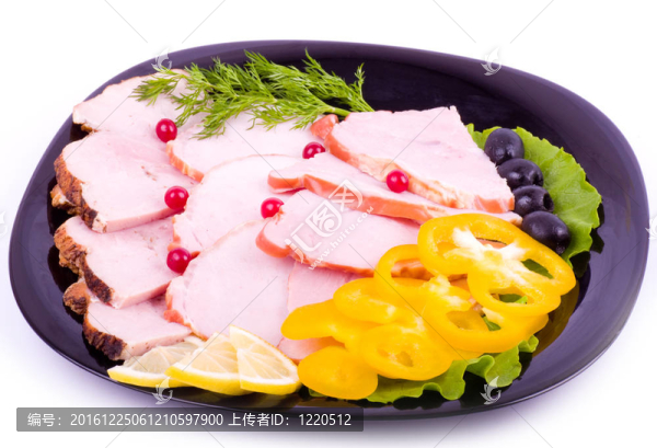 美味的熏肉和平板上胡椒