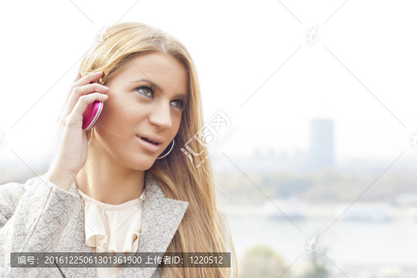 年輕的商業(yè)女性與智能手機