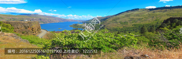 田野；丘陵；山水。