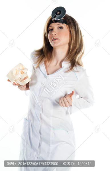 帶人類頭骨的女醫(yī)生