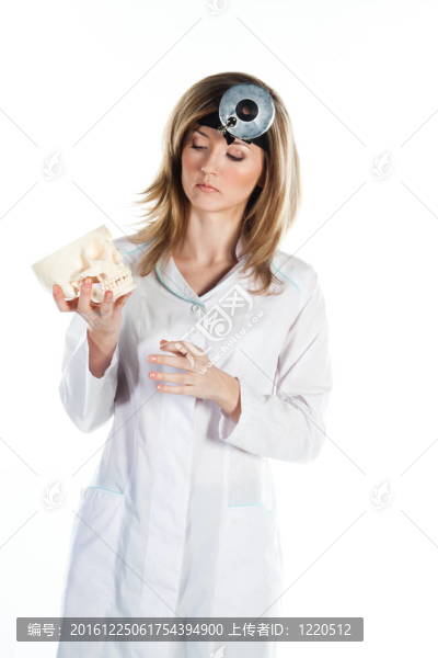 帶人類頭骨的女醫(yī)生