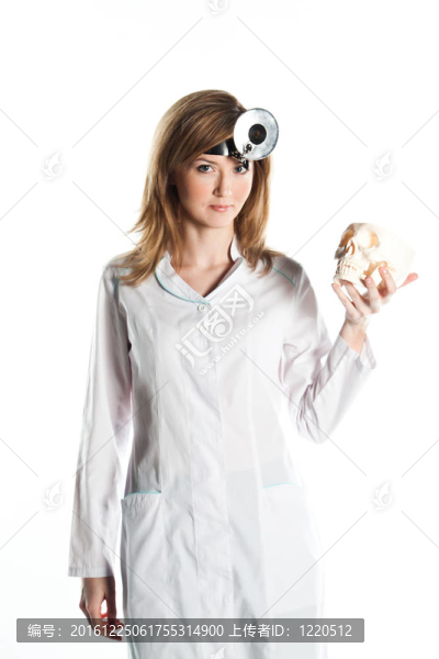 帶人類頭骨的女醫(yī)生