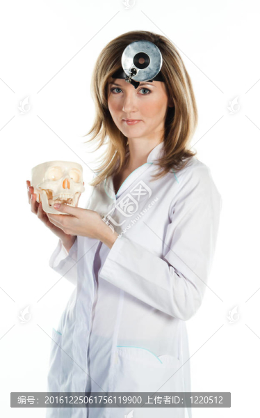 帶人類頭骨的女醫(yī)生