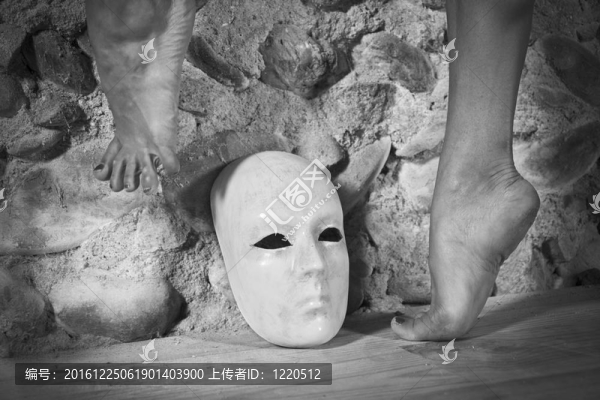 在白色面具上方跳舞的腳。