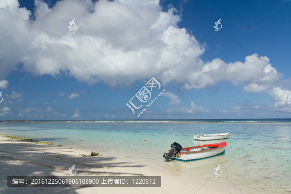 漁船停泊在被遺棄的海灘