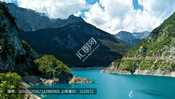 瓦湖