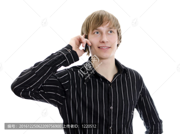 英俊男子通過移動電話。白色隔離。