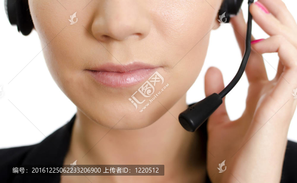 女客戶支持運營商與耳機。面部。白色隔離。