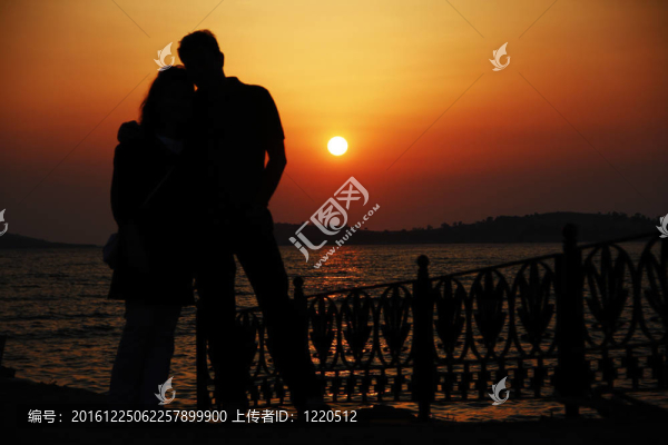 熱戀中的情侶和夕陽