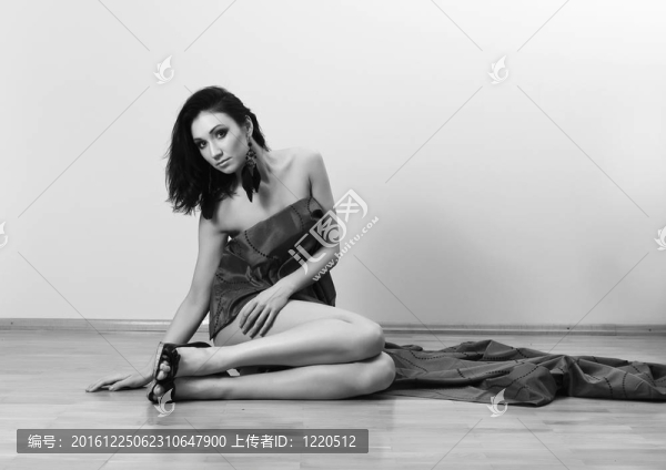 美麗的女孩裹在布。黑白照片。