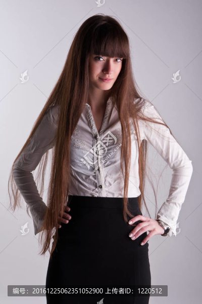一個長頭發(fā)的漂亮女孩賣弄風(fēng)情地微笑