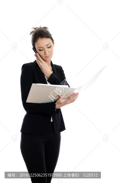 有吸引力的女人用手機閱讀文件。白色隔離。