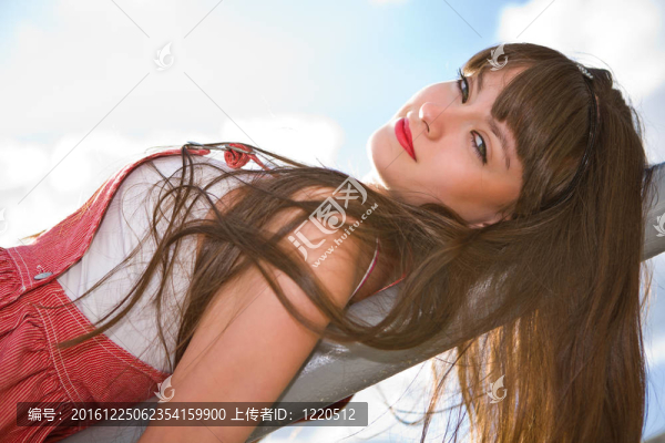 一個長頭發(fā)的漂亮女孩賣弄風(fēng)情地微笑