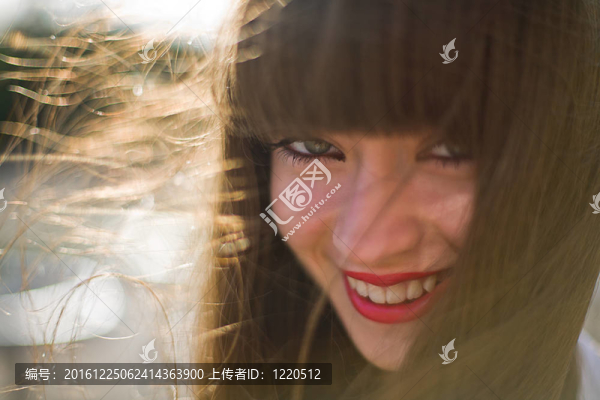 一個(gè)長(zhǎng)頭發(fā)的漂亮女孩賣弄風(fēng)情地微笑