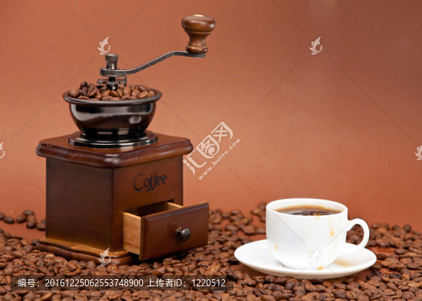 咖啡研磨機和咖啡杯