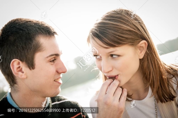 在locve吃巧克力的年輕夫婦